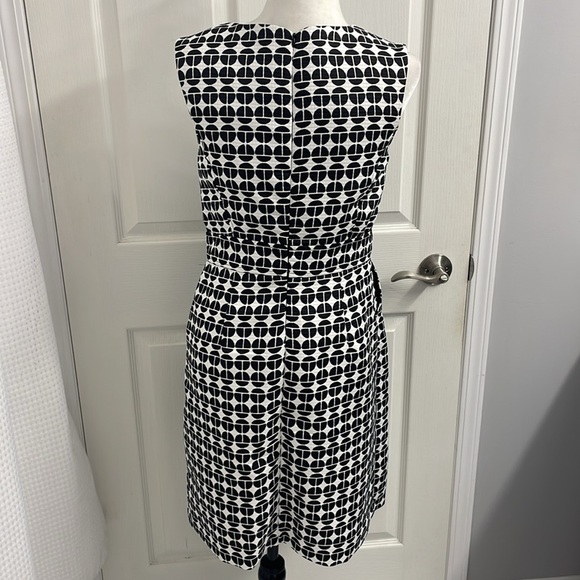 London Times Sleeveless Black/White Dress Crew Neck with Pockets Faux Belt Sz 10 - Picture 5 of 14